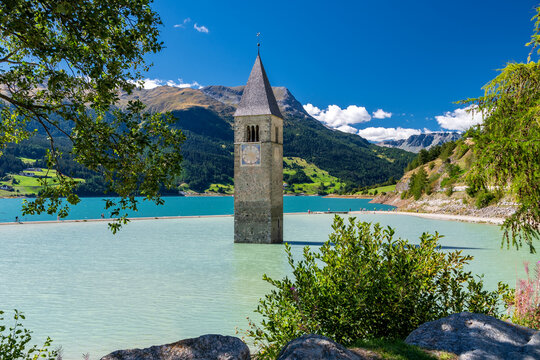 Versunkener Kirchturm von Graun im Reschensee in S&uuml;dtirol, Italien