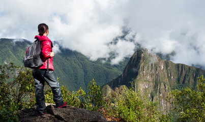 Naklejka premium 登山をする女性の背中