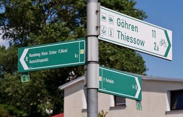 Hinweisschild Radweg nach Göhren und Thiessow