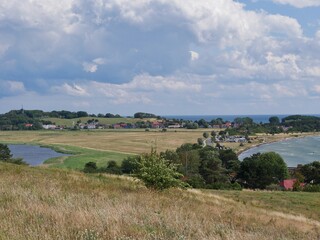 Fototapeta na wymiar Liebliche Landschaft von Klein-Zicker auf Rügen