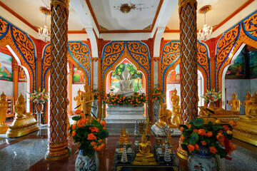 Obraz premium Buddha golden statues in the chedi (pagoda) of the Wat Chalong, a 19th century Buddhist temple on Phuket island in Thailand, Southeast Asia