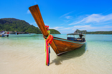 Long tail boat beached on the sand of Loh Dalum beach on the north shore of Koh Phi Phi island in the Andaman Sea, Province of Krabi, Thailand © Alexandre ROSA