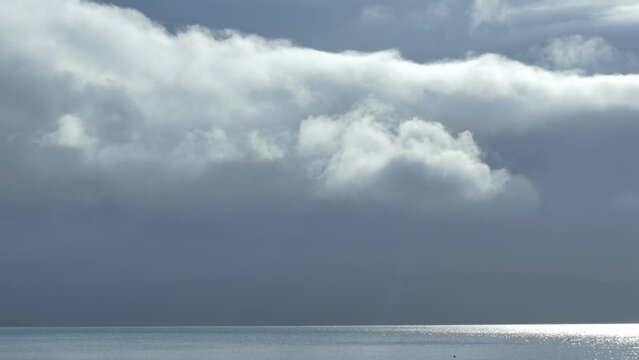輝く水面と雲