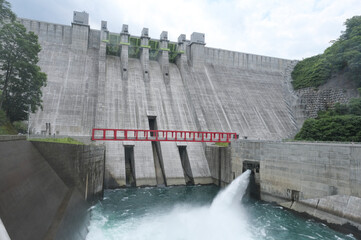 勢いよく放水中の八ッ場ダム