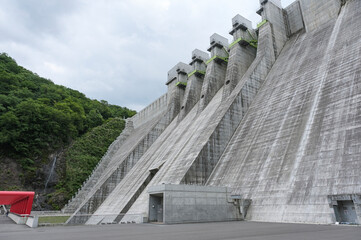 巨大なコンクリート構造物である八ッ場ダム