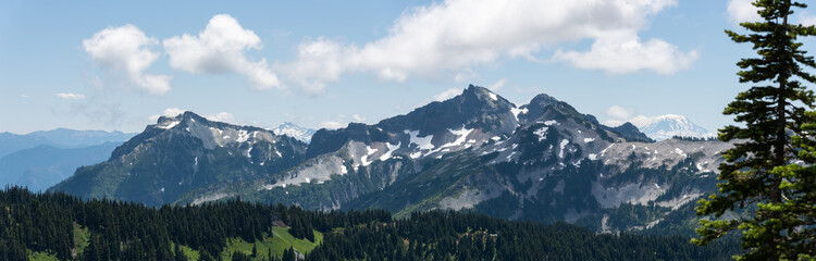 Fototapeta na wymiar Panoramic landscape of rugged mountain landscape in Washington State, Pacific Northwest United States