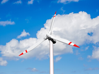 風力発電の風車と青空と白い雲