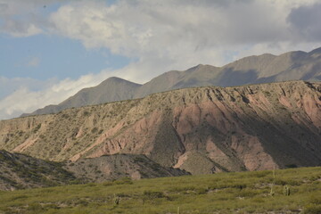 atardecer en la monta&ntilde;a de los valles calchaquies con cactus