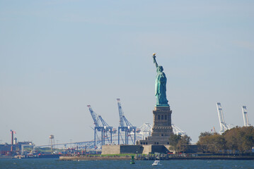 Statue of Liberty and Liberty Island in New York © codebude