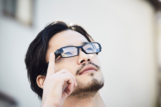 スマートグラスをかけている男性