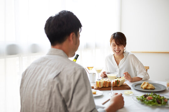 食事をする男女