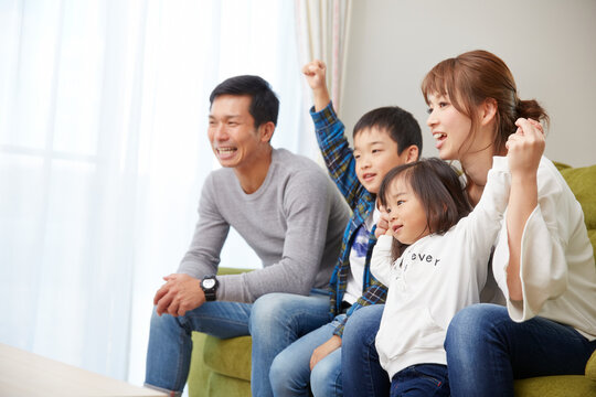 リビングで盛り上がる家族