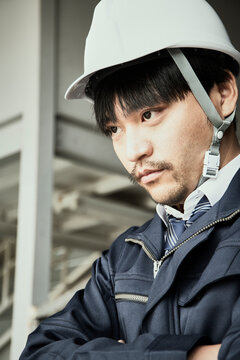 何かを真剣に見つめる男性の視線