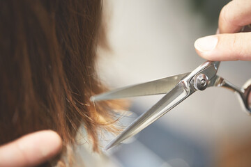 毛先を切る美容師の手元