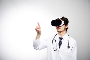 VRゴーグルをつけて指差す男性医師