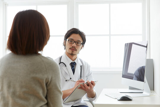 問診をしている男性医師