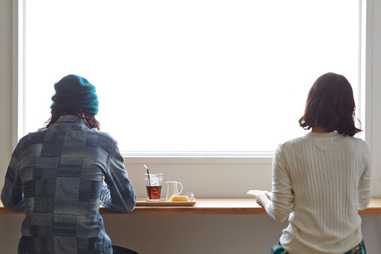 カフェのカウンターに座る男性と女性