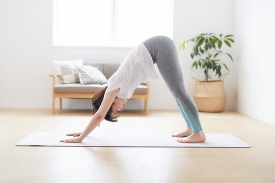 室内の床でストレッチをする女性