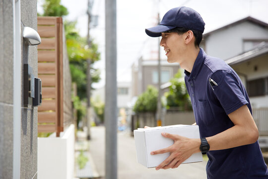 荷物を運んでいる宅配員