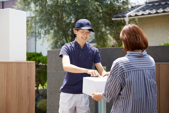 荷物の受け渡しをする宅配員