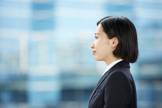 リクルートスーツを着て微笑む女性