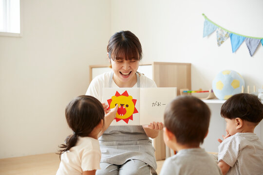 子供達に読み聞かせをする保育士