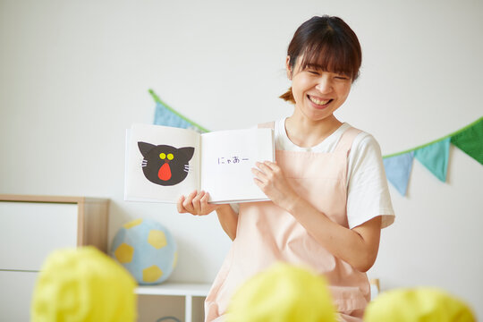 読み聞かせをする保育士