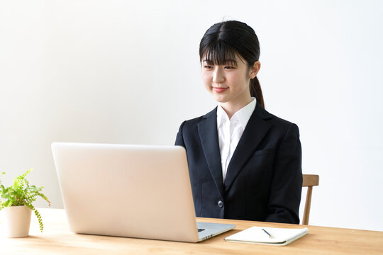 パソコンでオンライン面接をする女子の就活生