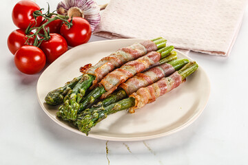 Grilled asparagus with bacon