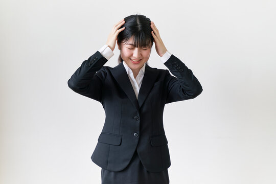 頭を抱える女子の就活生