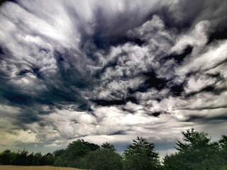 Obraz na płótnie Canvas Storm clouds over the forest 