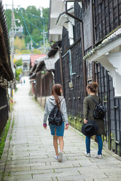 女子旅をする女性２人