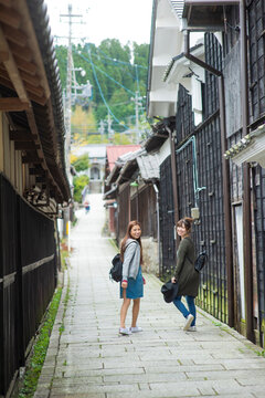 女子旅をする女性２人