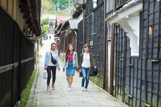 女子旅をする女性３人