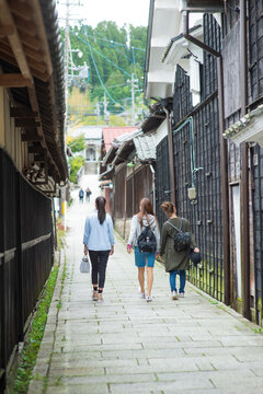 女子旅をする女性３人