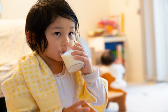 お風呂上がりに牛乳を飲んでいる女の子