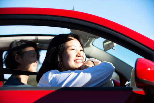 車の運転席で笑っている女性