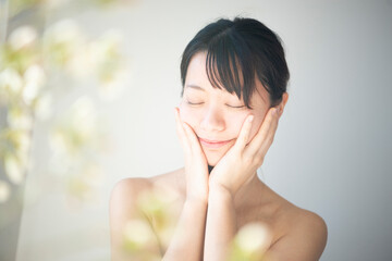 顔を触っている女性のビューティーイメージ