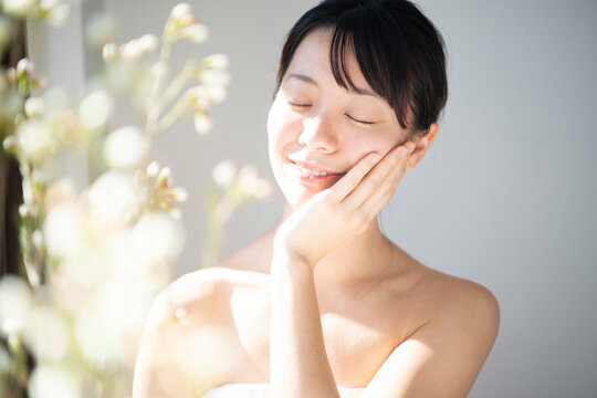 顔を触っている女性のビューティーイメージ