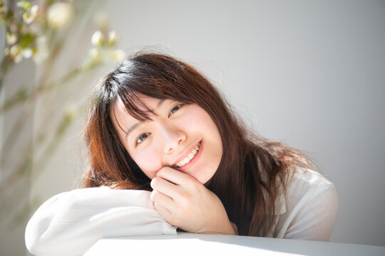 窓辺でリラックスしている女性