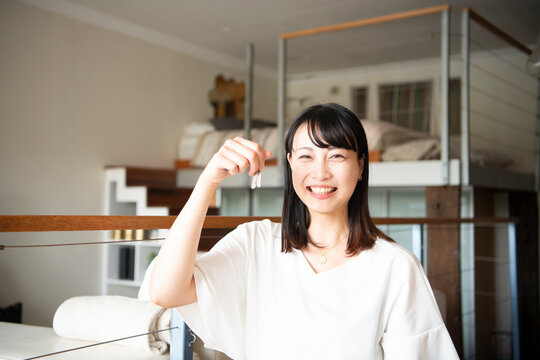 鍵を持って笑っている女性