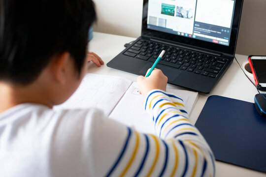 パソコンの画面の前で勉強をしている男の子