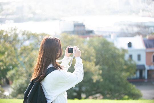 風景の写真を撮影している女性