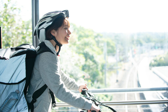 フードデリバリーの配達員の女性の横顔