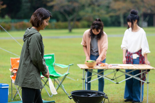 バーベキューの準備をする女性