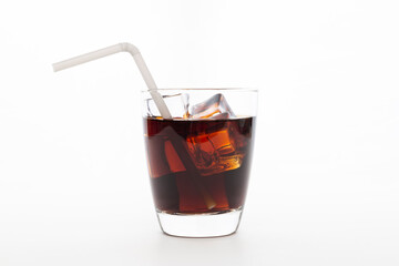 白背景のアイスコーヒー
