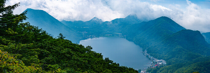 初夏の榛名山　掃部ヶ岳山頂からの榛名湖の絶景