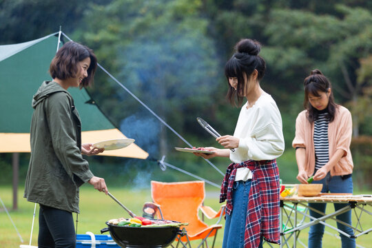 バーベキューをする女性