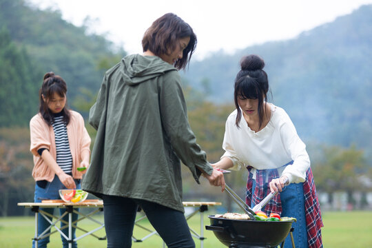 バーベキューをする女性
