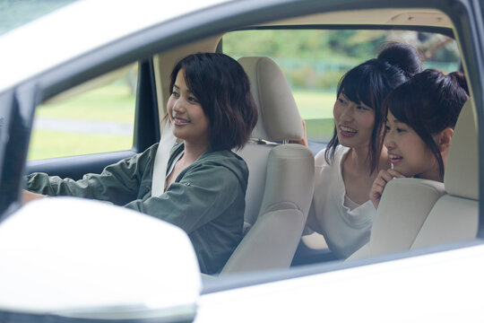 車の中で談笑する女性